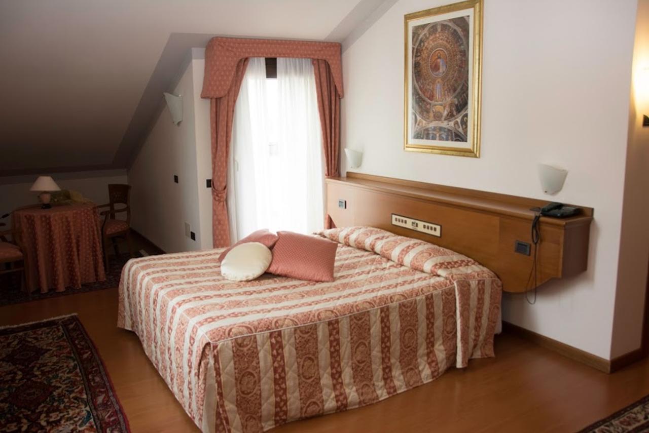 Hotel Piroga Padova Selvazzano Dentro Buitenkant foto